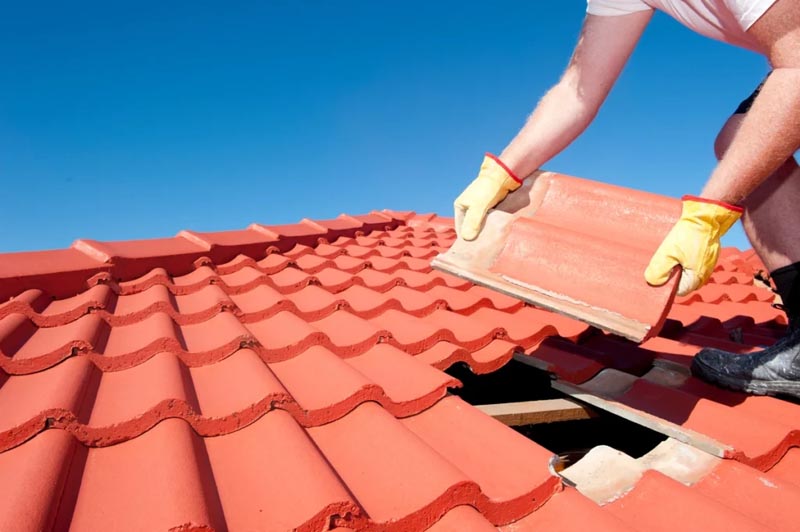 Installing roof tile